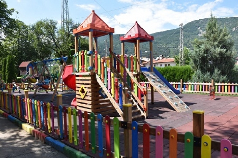 Община Своге обяви предложенията за име на новата детска площадка в града