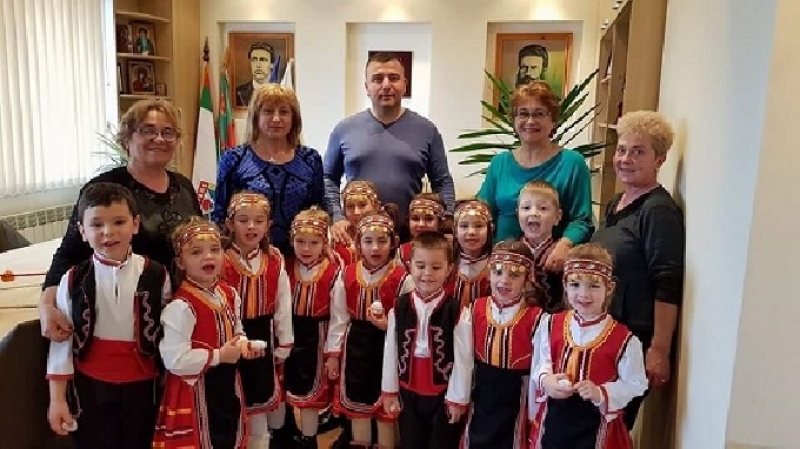 Децата от ДГ „Буратино“ сурвакаха кмета Георги Димов