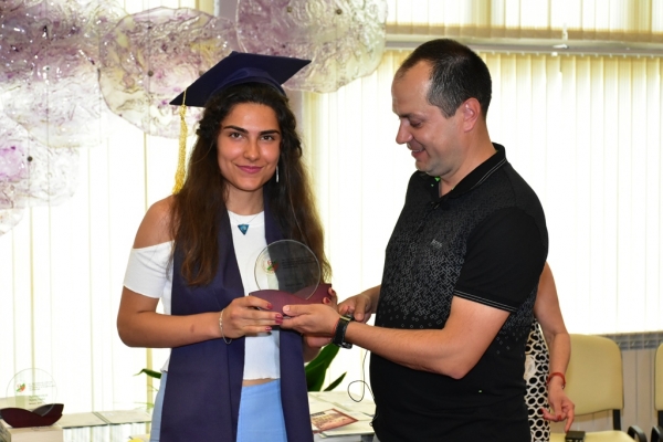 Над 80 зрелостници изпрати Езиковата гимназия във Враца