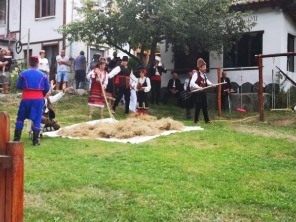 Автентичният фолклор завладя Осеновлаг с фестивала „Вълчан Войвода”