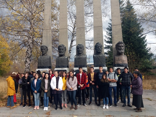 Ученици от ЧНУ „ВЕДА“ дариха средства за изграждането на паметника на Иван Вазов в Сливница