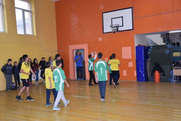 Четири отбора премериха сили в ученически турнир по баскетбол в Костинброд