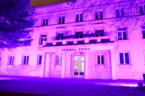 Сградата на Община Враца бе осветена в лилаво в подкрепа на недоносените бебета