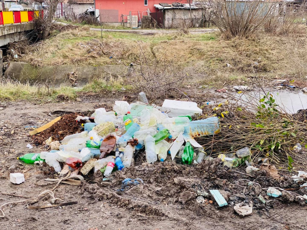 Община Костинброд: „Само преди един ден река Блато беше излязла от коритото си при квартал „Шияковци”! Днес на същото място има нерегламентирано изхвърлен битов отпадък!“