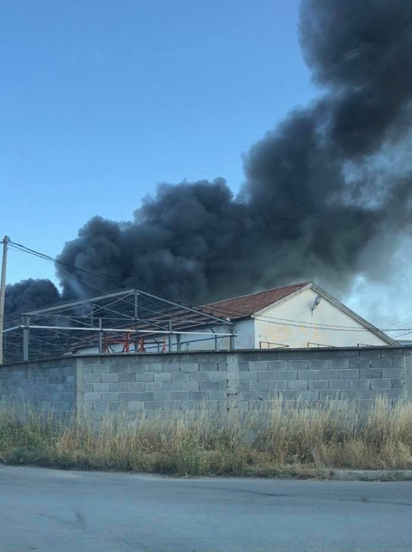 Възникнал е пожар в склад за матраци, в Костинброд