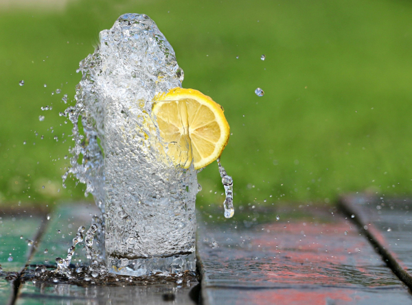 Ползите от пиенето на вода с лимон