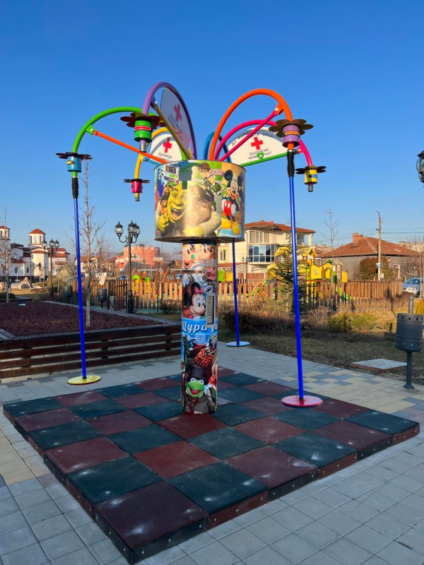Дарителска детска въртележка монтираха на площад Иван Вазов в Костинброд