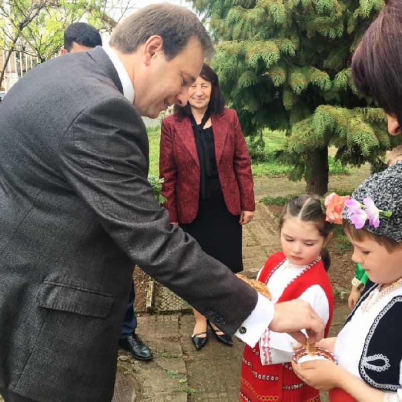 Гости от Руското посолство уважиха малчуганите от ОДЗ „Юрий Гагарин“, гр. Годеч в деня на патронния им празник 