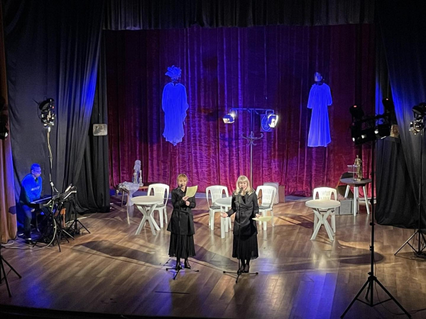 Ирен Кривошиева и Роси Русева гостуваха в Костинброд с постановката „Две жени, без да се брои мъжът“