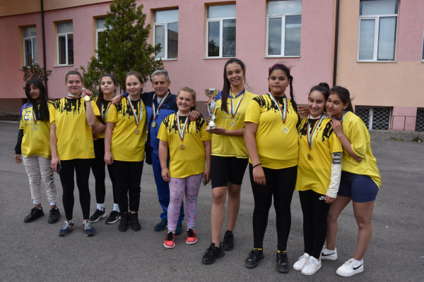 Момичетата от ОУ „Отец Паисий“, с. Петърч спечелиха ученически волейболен турнир 