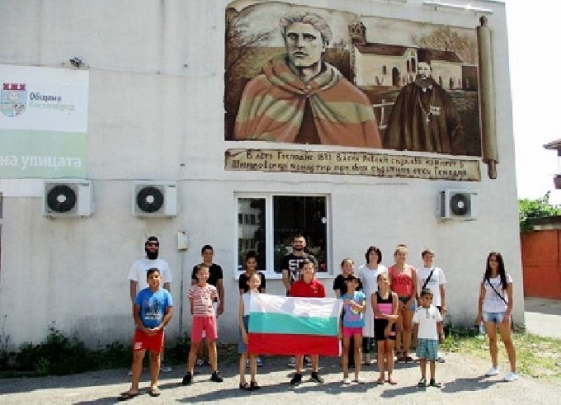 Графит с лика на Левски украси фасадата на ДЦРДУ-Костинброд по повод 180 години от рождението му