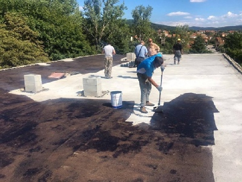 Община Годеч решава проблема с течовете в поликлиниката с основен ремонт на покрива