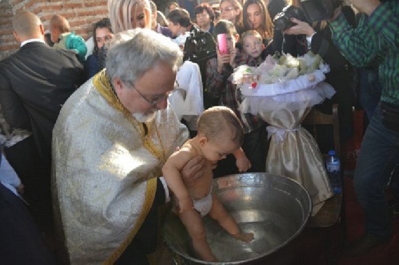 Повече от 1200 деца от цялата страна станаха християнчета в масово кръщение 