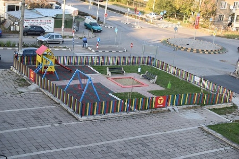 Обновена детска площадка ще радва най-малките жители на Костинброд