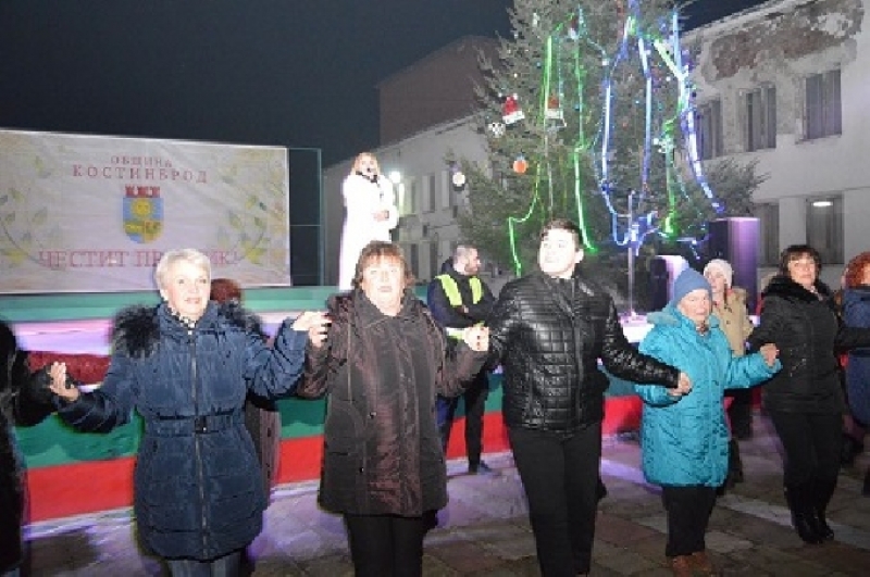Kостинбродчани посрещнаха заедно Нова година на площад „Иван Вазов“