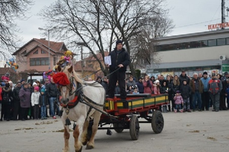 Конкурс за най-гиздав кон, теглене на тежести, песни и танци за Тодоровден в Костинброд