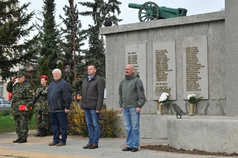 Балони с цветовете на трибагреника полетяха в небето на Сливница