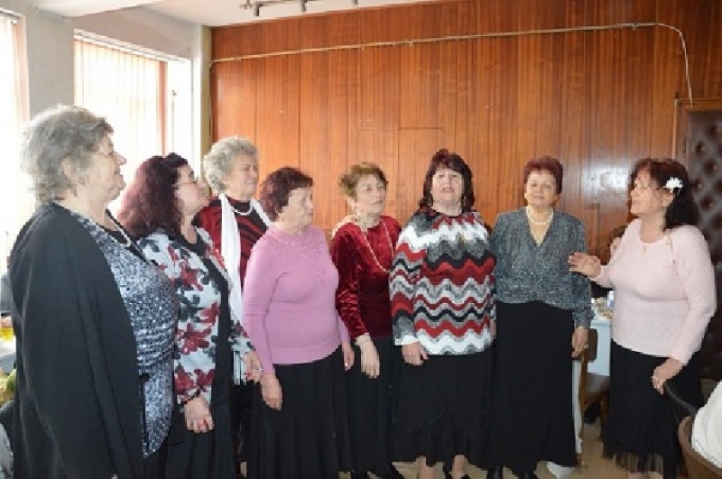 Ръководството на Община Костинброд зарадва дами от няколко поколения за 8 март