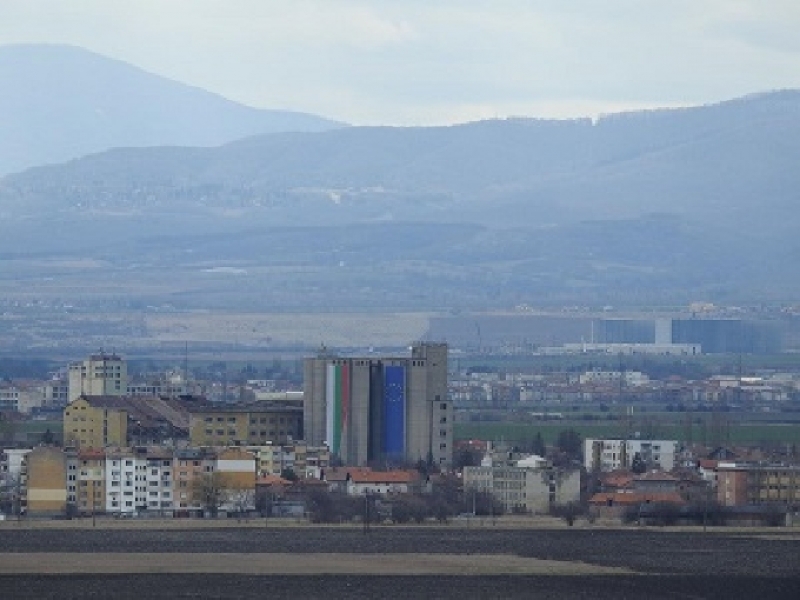 Българското и европейското знаме грейнаха на най-високата сграда в община Костинброд 
