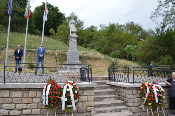 Десетки жители и гости на Костинброд почетоха делото на Ботев и на загиналите за свобода