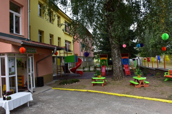  Новата детска площадка в ДГ „Детелина“ с. Драговищица беше официално открита