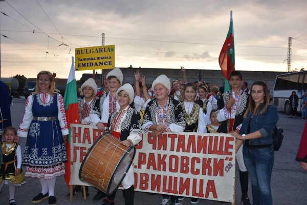 Фолклорно дефиле и концерт на Николина Чакърдъкова забавляваха костинбродчани през уикенда