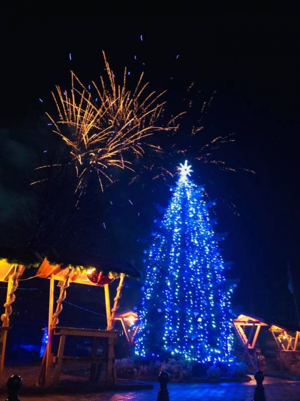 Със запалването на Коледните светлини в Костинброд стартира празничната декемврийска програма