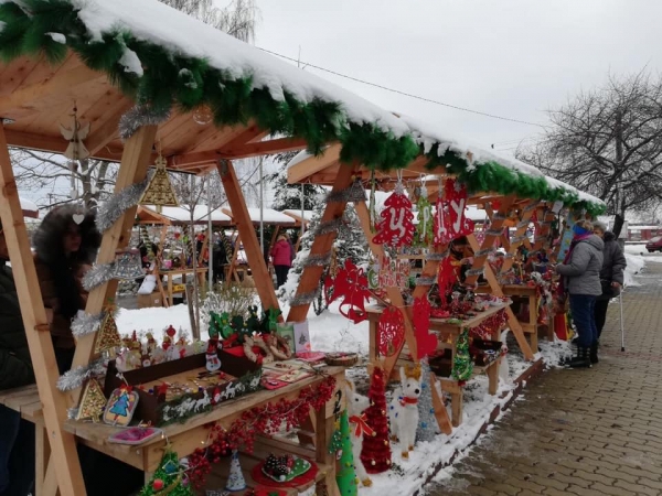 Коледен базар и училищна изложба допълниха празничния дух в Костинброд