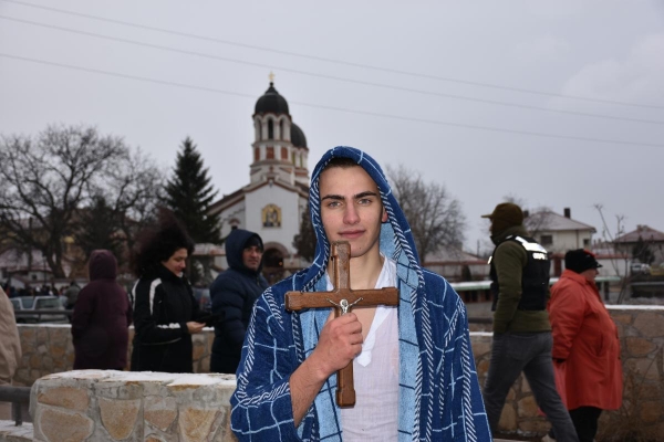 Валентин Методиев извади Богоявленски кръст от река Блато