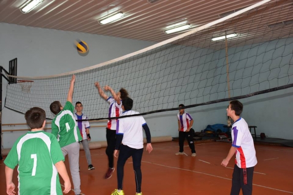 Четири отбора премериха сили на ученически волейболен турнир в Костинброд