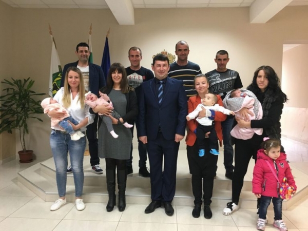 Кметът на Годеч посрещна първите родени бебета за 2019 г.
