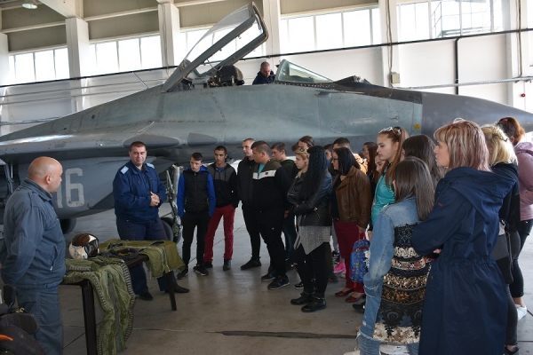 Ученици от Костинброд посетиха Авиобаза Граф Игнатиево