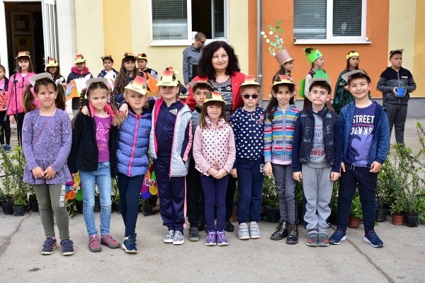 Деца, родители и кмет облагородиха района около НУ „Св. Софроний Врачански“ във Враца