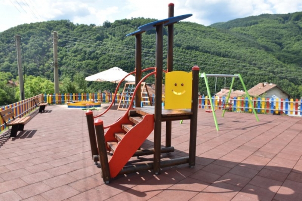 Нова детска площадка радва децата в свогенския квартал „Старо село“