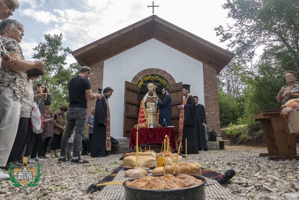 Епископ Поликарп освети параклис в Пожарево и оглави неделната служба в Годеч