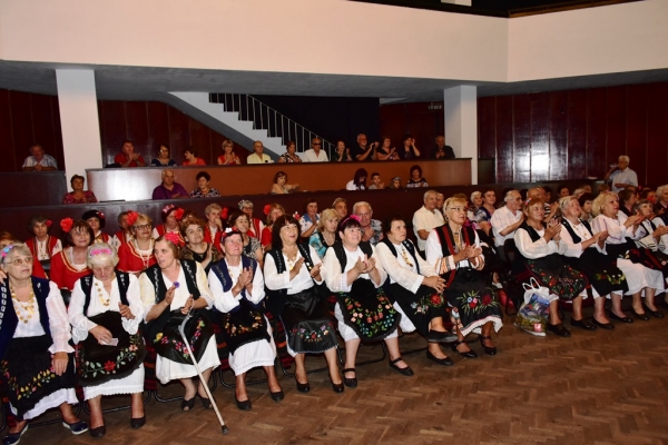Фолклорен фестивал събра във Враца любители на песента 