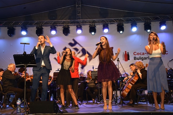 Музикален спектакъл поднесоха Врачанската филхармония, звезди от „Х фактор“ и „Гласът на България“ на костинбродчани