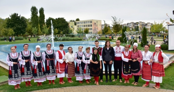 „Маратон на хорото“ събра любители на народните танци във Враца