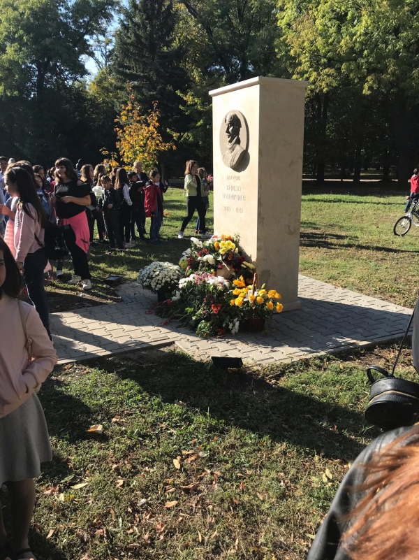 Ученици от СУ „Летец Христо Топракчиев“ поднесоха венци и цветя на паметника на своя патрон 