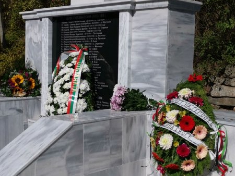 Село Лакатник с нов монумент в памет на загиналите в Първата и Втората Световни войни