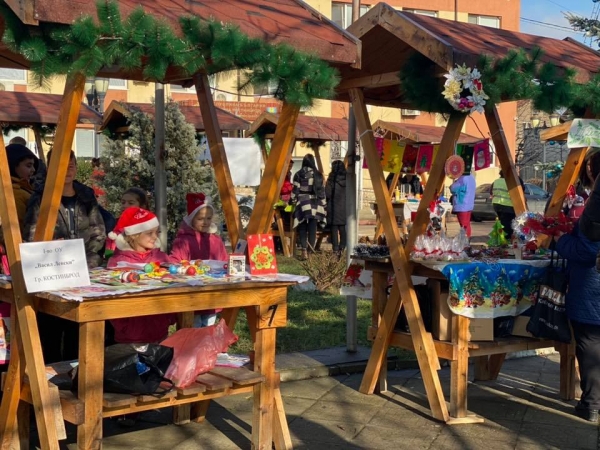 Коледният базар в Костинброд отвори врати