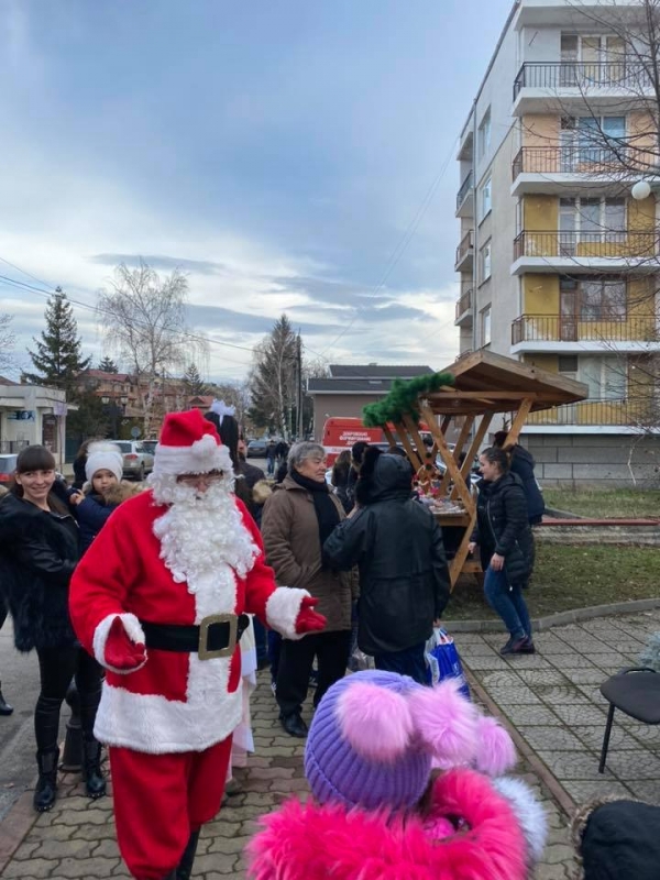 Дядо Коледа посети децата в община Костинброд