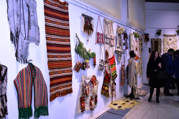 Занаятчии подредиха коледна изложба във Враца