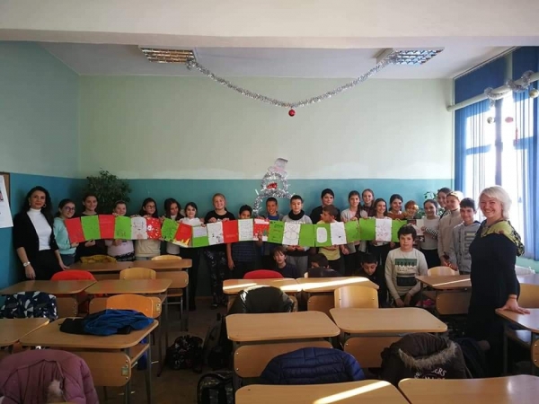 Учениците от 5а клас на СУ „Летец Христо Топракчиев“ направиха най-дългата коледна картичка