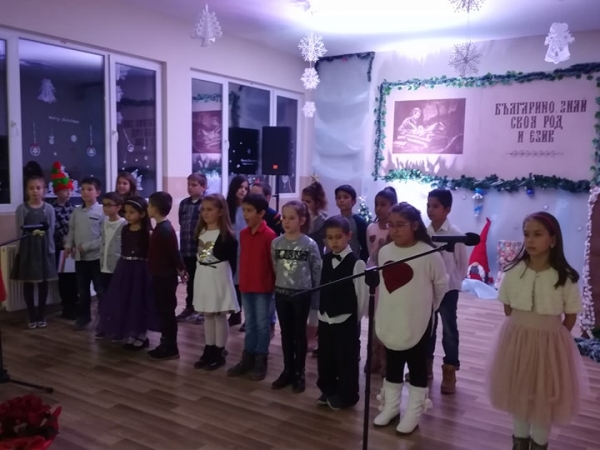 Ученици от ОУ „Отец Паисий“, с. Петърч изнесоха Коледен концерт (снимки)
