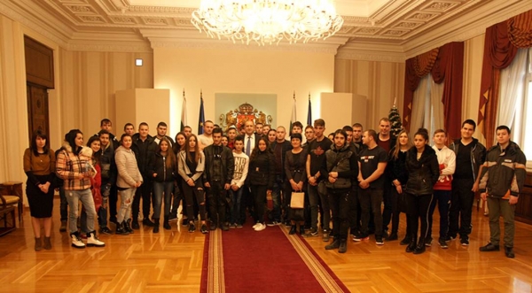 Ученици от Сливница посетиха Президентството за изнесен урок по „Свят и личност“