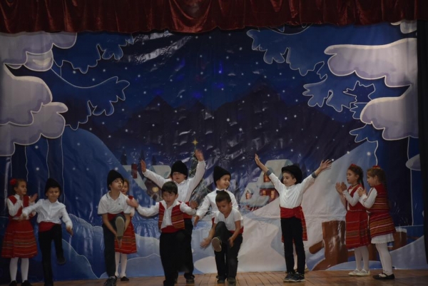 Творчески изяви на децата от община Костинброд радваха жители и гости по празниците