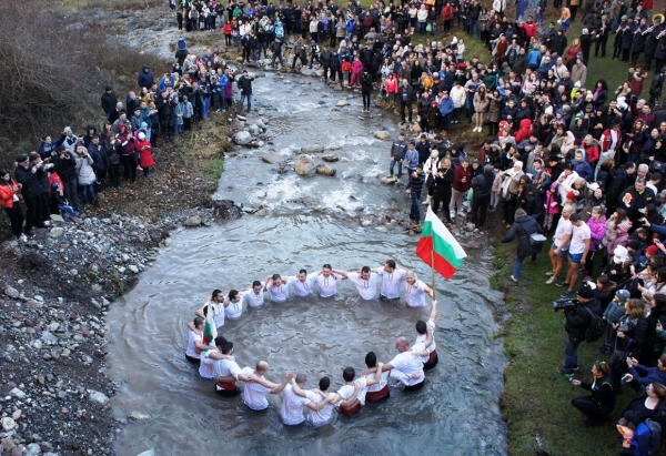 Шествие и мъжко хоро в ледените води на река Лева за Йордановден във Враца