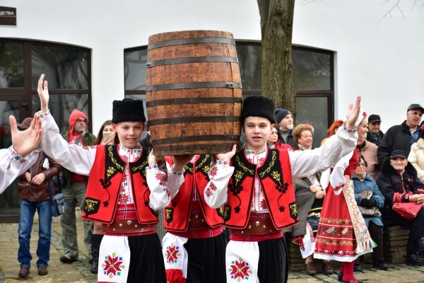 С веселие и народни хора Враца празнува Трифон Зарезан
