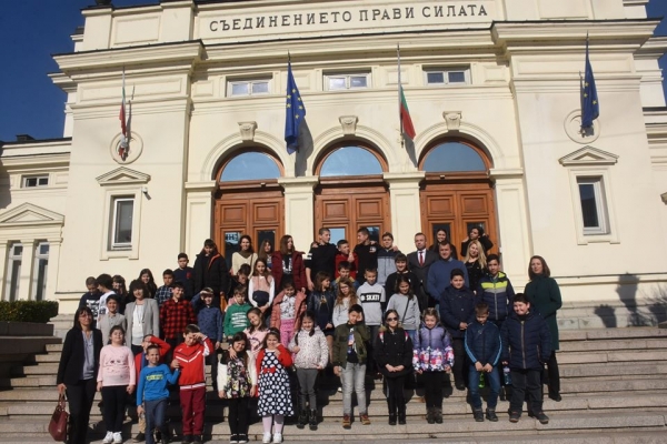 Ученици от Второ ОУ „Васил Левски” - гр. Костинброд посетиха Народното събрание на Република България
